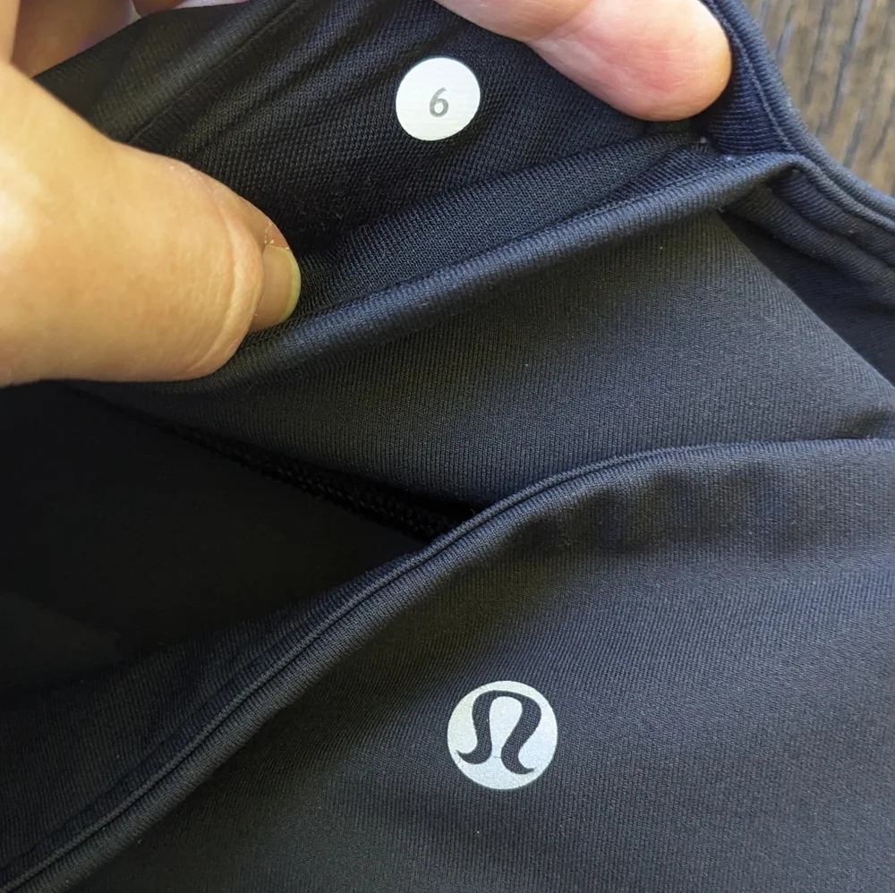 Lululemon Woman's Yoga Align Crop Leggings 20" Inseam, size 6 Black - Picture 10 of 10